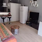 Ensoleille Avec Balcon