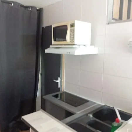 Ensoleille Avec Balcon